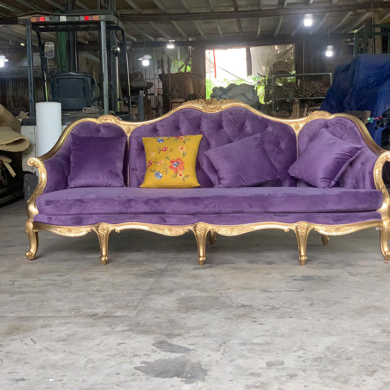 SOFA DÀI CỔ ĐIỂN LOUIS 15 DÁN LÁ VÀNG